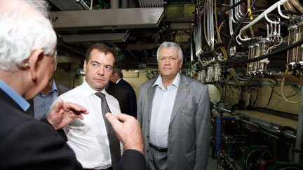 Председатель Правительства Российской Федерации Д.А.Медведев, прибывший с рабочей поездкой в Новосибирск, посетил Институт ядерной физики им. Г.И.Будкера Сибирского отделения РАН