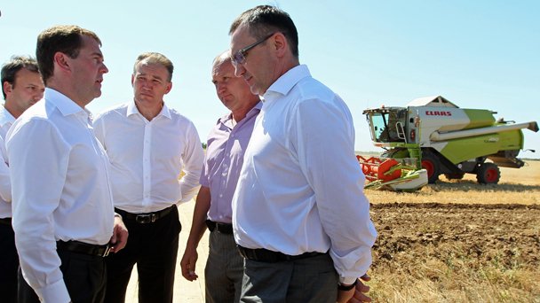 Д.А.Медведев посетил посёлок Иловля, где ознакомился с ходом уборки ячменя