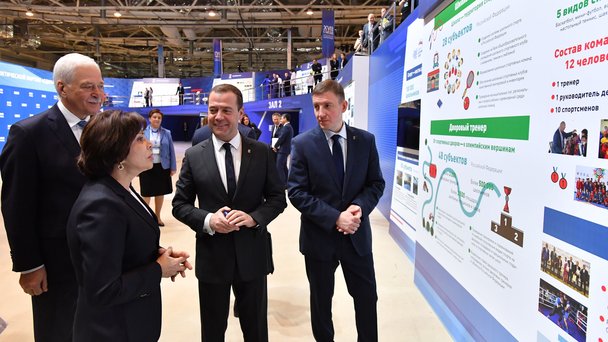 Осмотр выставки партийных проектов