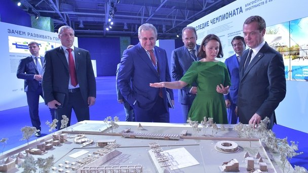Осмотр выставки партийных проектов «Городская среда»