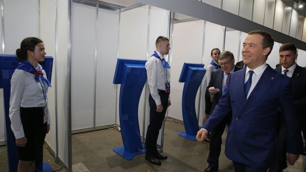 Дмитрий Медведев во время тайного голосования на XVIII съезде Всероссийской политической партии «Единая Россия»