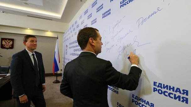 Председатель партии после приёма граждан в региональной общественной приёмной партии «Единая Россия» в Краснодарском крае. С исполняющим обязанности секретаря Генерального совета «Единой России» Андреем Турчаком